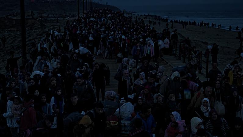 Imagem colorida de palestinos retornando a Gaza, que Trump quer tomar - Metrópoles