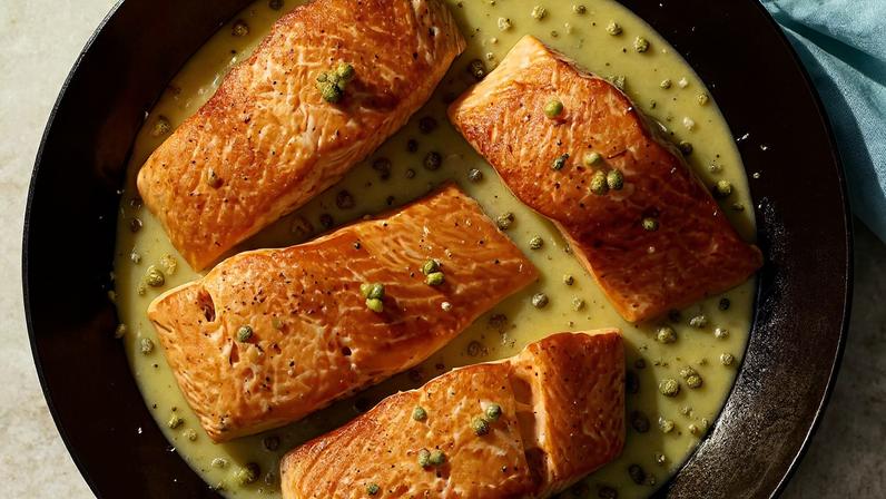 Salmão selado na frigideira com molho de limão e manteiga