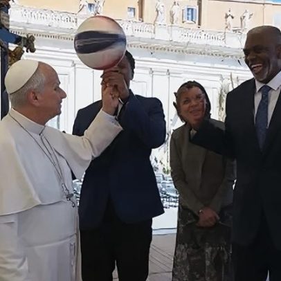Papa Leão brinca com bola de basquete na Praça de São Pedro