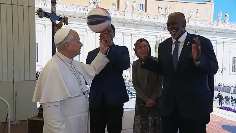Papa Leão brinca com bola de basquete na Praça de São Pedro