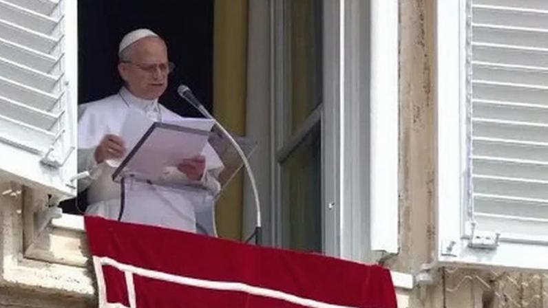 Papa Leão XIV recita oração na janela do Palácio Apostólico, na Praça de São Pedro