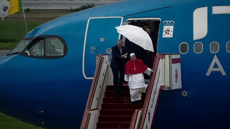 Papa Leão XIV pousa em Argel, capital da Argélia