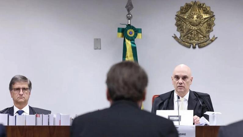 Paulo Gonet, Alexandre de Moraes e Jair Bolsonaro durante julgamento da suposta tentativa de golpe (Foto: Antonio Augusto/STF)