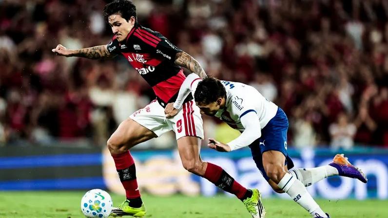 Pedro disputa bola com jogador do Bahia (Foto: Gilvan de Souza / Flamengo)
