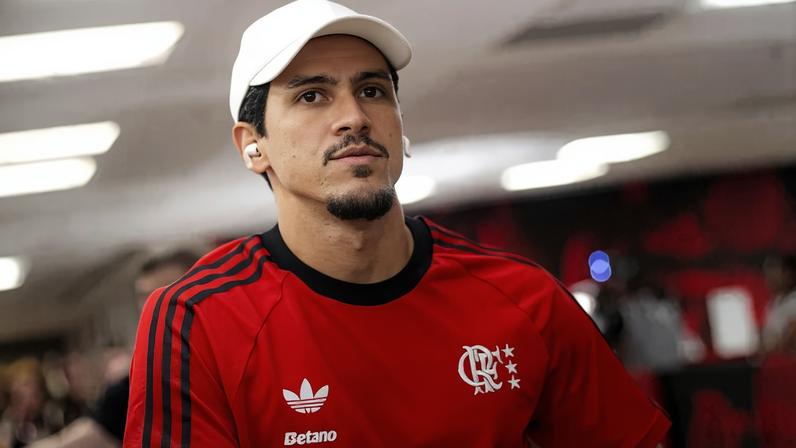 Pedro na chegada do elenco do Flamengo ao Maracanã para enfrentar o Bahia (Foto: Adriano Fontes / Flamengo)