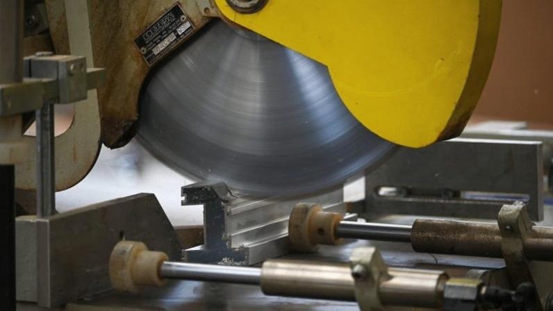 Redução tímida da Selic desagradou o setor industrial; na imagem, equipamento de corte em uma fábrica