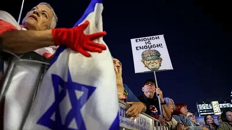 Pessoas protestam contra o primeiro-ministro israelense Benjamin Netanyahu e seu governo em Tel Aviv