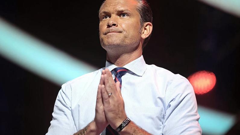 Segundo a emissora CBS News, a saída imediata do comandante indicado pelo ex-presidente Joe Biden foi um pedido de Hegseth (na imagem).