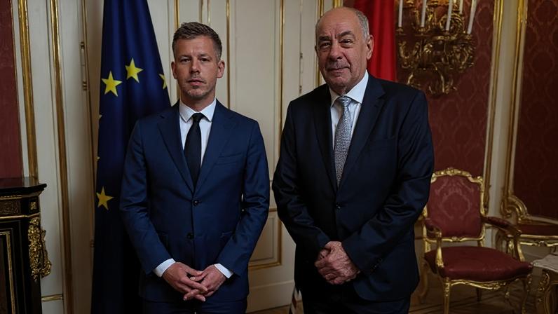 Magyar (à esq.) afirma que Tamás Sulyok (à dir.) não é adequado para servir como autoridade moral ou modelo a seguir