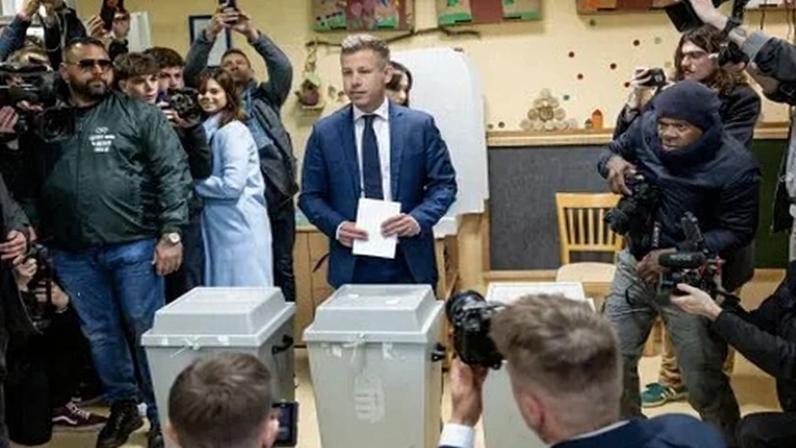 Peter Magyar, principal candidato do partido Tisza, fala aos apoiadores após o fechamento das seções eleitorais durante as eleições parlamentares húngaras em 12 de abril de 2026 em Budapeste, Hungria