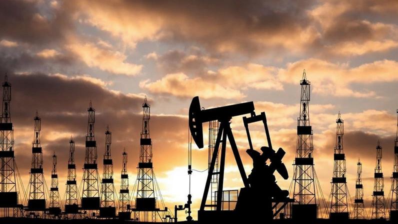 Extração de petróleo com várias maquinas em um céu cheio de nuvens