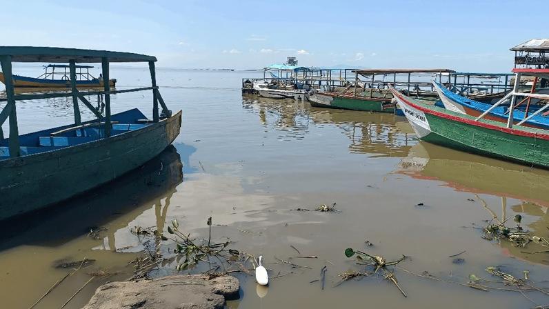 Fishers in Dunga on the shores of Lake Victoria. Image by Achieng’ Otieno for Mongabay.
