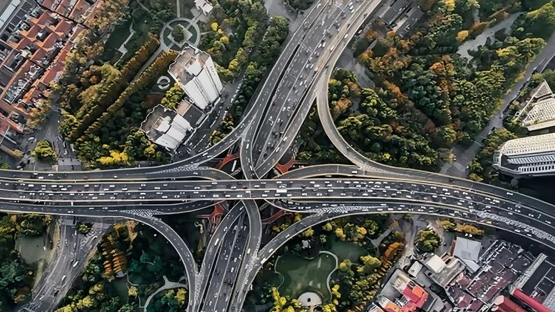 Números apresentados recentemente pela Câmara Brasileira da Indústria da Construção (CBIC) indicaram que o Brasil investe cerca de 0,38% de seu produto interno bruto (PIB) em infraestrutura de transportes