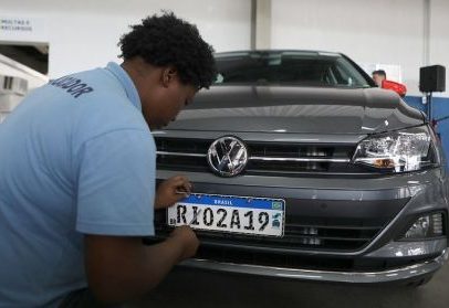 Comissão aprova retorno de cidades e estados nas placas de veículos