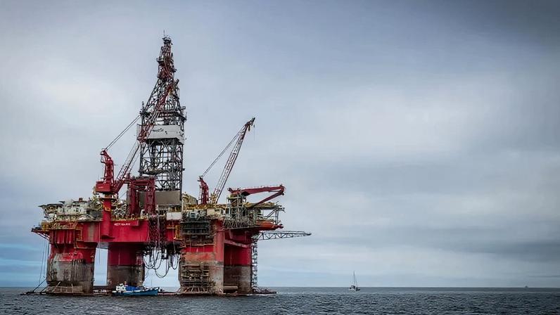 O estreito de Ormuz é um dos principais corredores energéticos do mundo; na forma, imagem de plataforma de petróleo