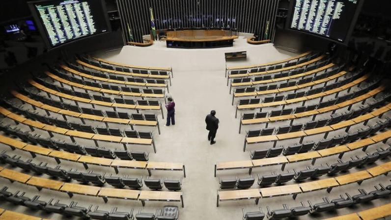 Derrubada do veto tem potencial de beneficiar o ex-presidente Jair Bolsonaro; na imagem, plenário da Câmara