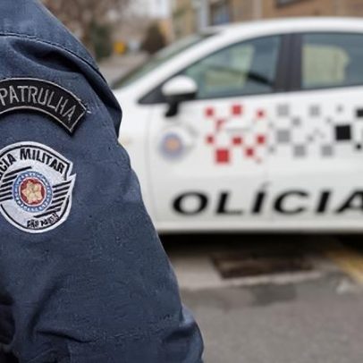 Carro roubado invade bloqueio, atropela PMs e colide com veículo em SP