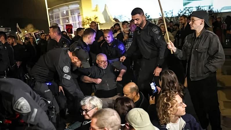 Polícia israelense dispersa protesto contra guerra em Tel Aviv