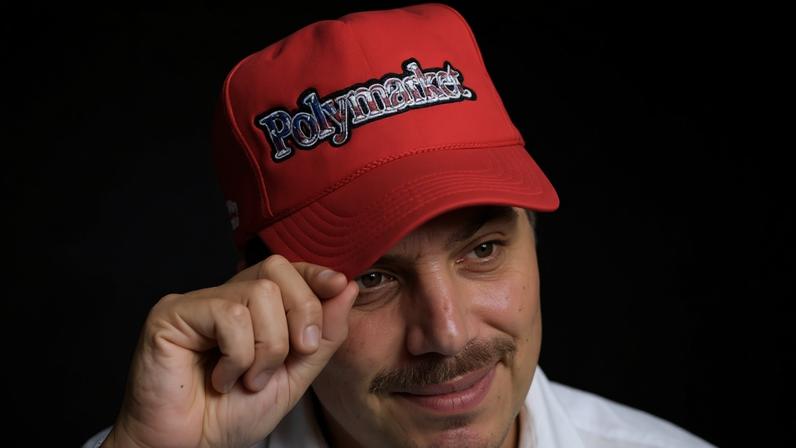 Um boné com o tema da Polymarket distribuído gratuitamente na Bitcoin 2024 (Foto: André Beganski/Decrypt)