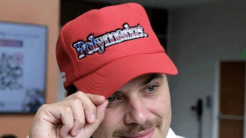 Um boné com o tema da Polymarket distribuído gratuitamente na Bitcoin 2024 (Foto: André Beganski/Decrypt)