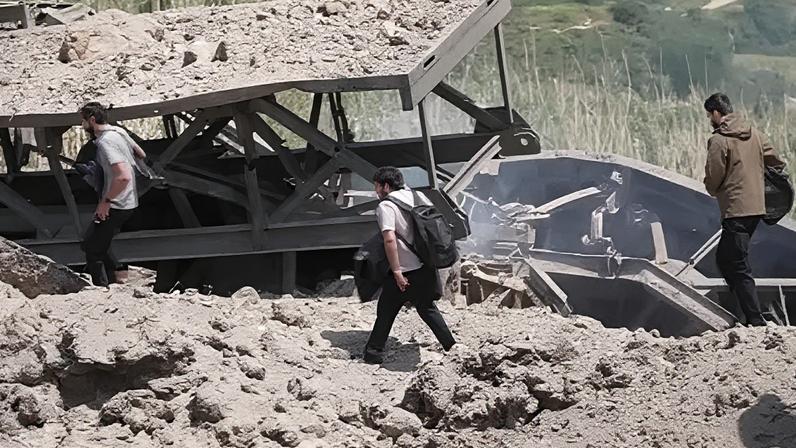 Ponte danificada em Qasmiyeh, a última ponte ligando o sul do Líbano ao resto do país, foi destruída por um ataque israelense, segundo um alto funcionário da segurança libanesa