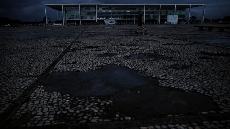 O país real precisa de infraestrutura que funcione, políticas que saiam do papel e planejamento que sobreviva a governos, diz o articulista; na imagem, calçamento da Praça dos Três Poderes com cimento no lugar de pedras portuguesas