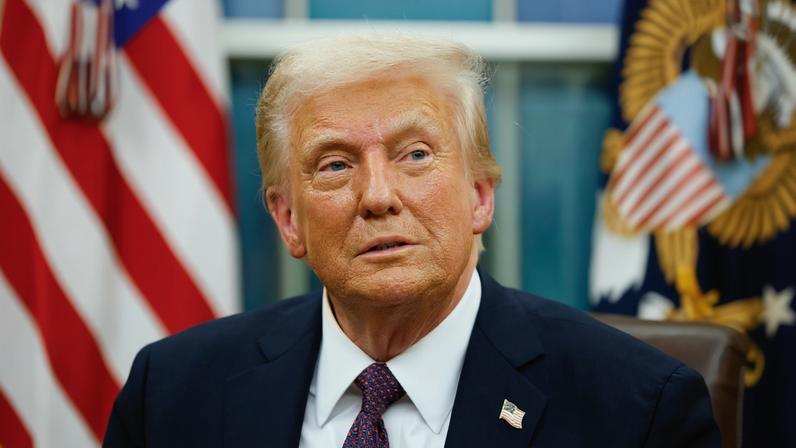 Presidente dos EUA Donald Trump assina ordens executivas no Salão Oval em Washington, DC. Trump toma posse para seu segundo mandato como 47º presidente dos Estados Unidos - Metrópoles