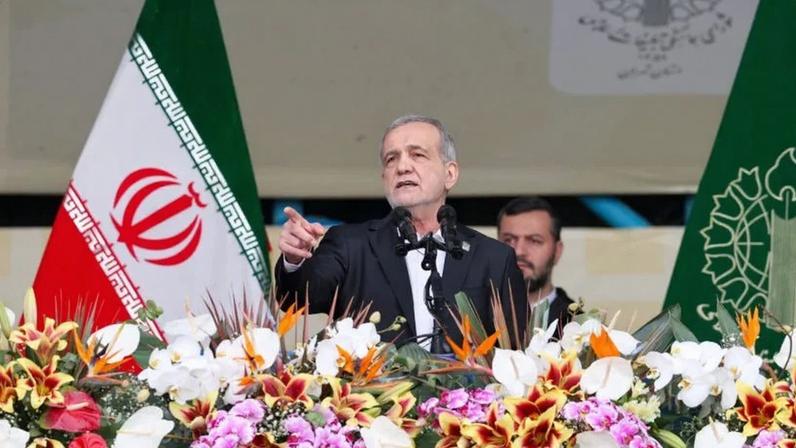 O presidente iraniano Masoud Pezeshkian durante o 47º aniversário da Revolução Islâmica em Teerã, em 11 de fevereiro