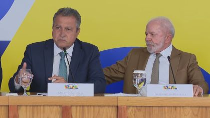Na imagem, presidente Lula (PT) e ministro Rui Costa (PT) em pronunciamento.