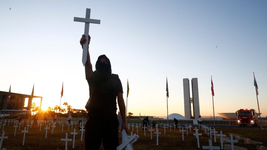 Na imagem, protesto da oposição ao presidente Jair Bolsonaro que colocou 1000 cruzes no gramado do Congresso Nacional em homenagem aos mais de 55.000 mortos pela covid-19 no Brasil