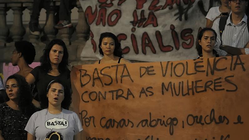 Mulheres protestam contra violência de gênero e defendem acolhimento após abusos