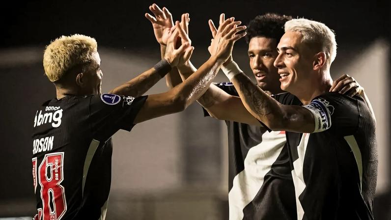 Puma comemora com os companheiros o gol marcado contra o Olimpia (Foto: Matheus Lima/Vasco)