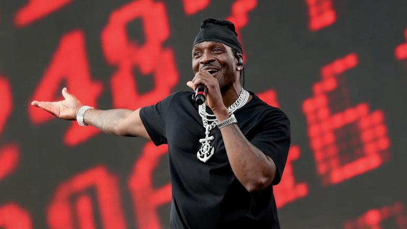 Clipse apresenta hip-hop reflexivo no Coachella com apoio de Travis Barker