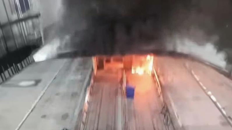 A fumaça preta podia ser vista de longe