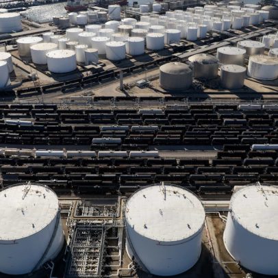 Estoques de petróleo no limite acendem alerta, diz Goldman