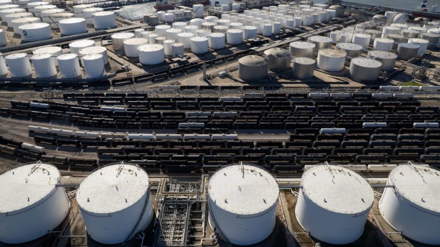 Tanques de armazenamento em terminal no Texas, EUA: estoques globais no limite.