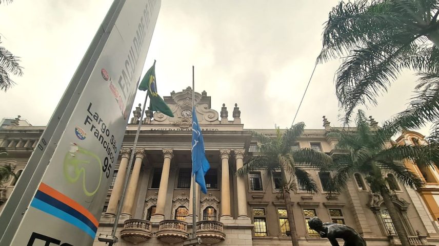Universitários pedem melhorias no refeitório e nas estruturas da São Francisco e mais bolsas estudantis; instituição defende diálogo para encontrar soluções