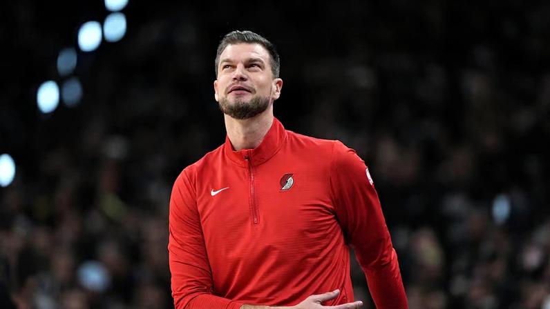 O técnico brasileiro Tiago Splitter tornou-se o primeiro brasileiro a vencer uma partida de playoff da NBA.
