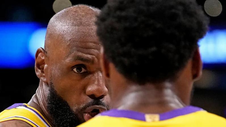 LeBron joga com filho em playoffs da NBA