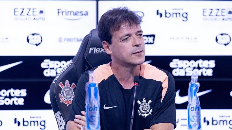 Fernando Diniz exaltou Hugo Souza em apresentação no Corinthians