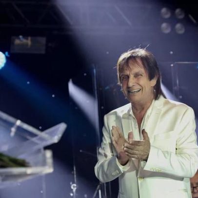 Roberto Carlos completa 85 anos revisitando origens, cercado de polêmicas