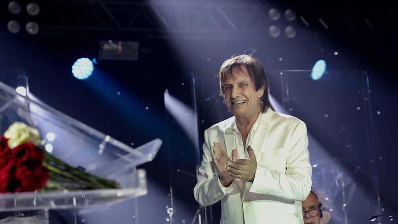 Roberto Carlos completa 85 anos revisitando origens, cercado de polêmicas