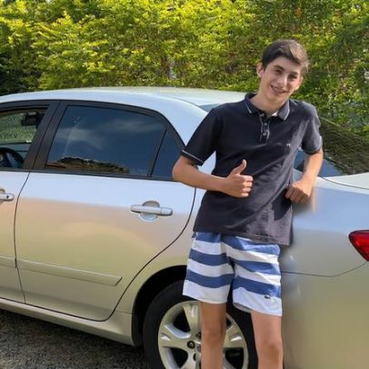 Carro reúne três gerações da mesma família