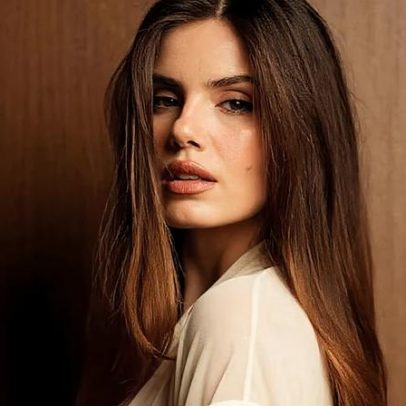 Camila Queiroz mostra o corpo três meses após parto