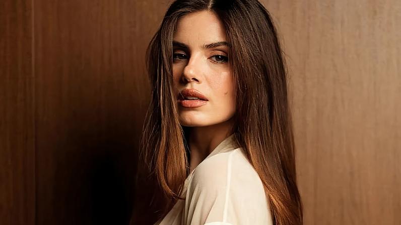 Camila Queiroz mostra o corpo três meses após parto