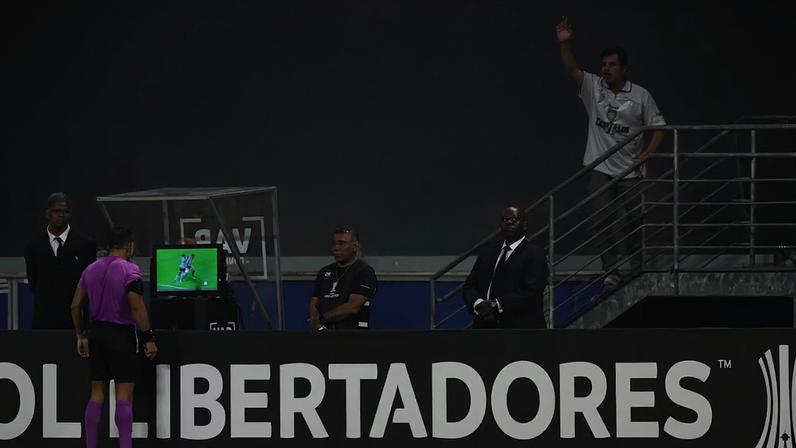 Piero Maza analisa pênalti para o Palmeiras no VAR. Foto: Cesar Greco/Palmeiras