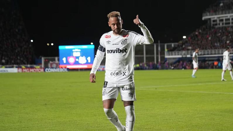 Neymar não conseguiu desempenhar bom futebol contra o San Lorenzo pela Sul-Americana.