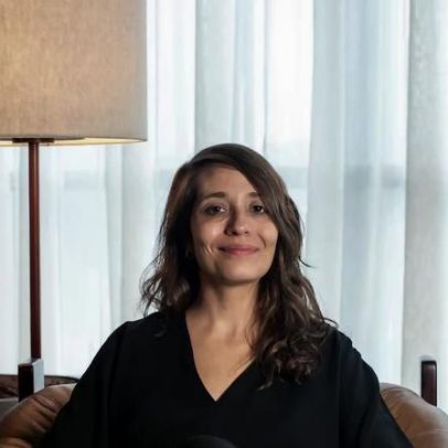 Dindi Coelho afirma que histórias marcantes nascem dos contrastes emocionais