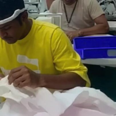 Trabalhadores na Índia gravam mãos para treinar IA de robôs