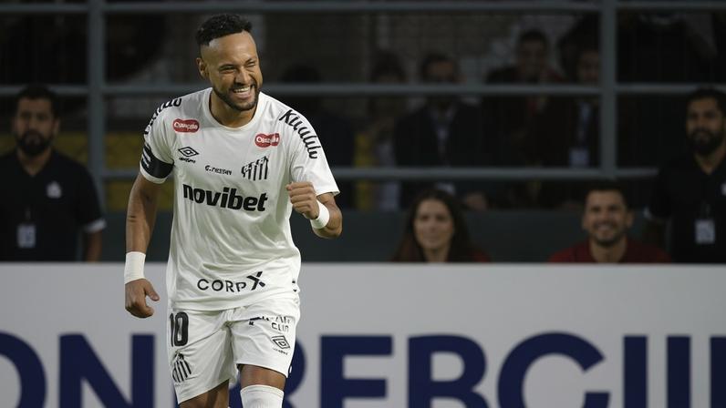 Neymar supera Ronaldo no aproveitamento ao retornar ao Brasil, mostra comparação